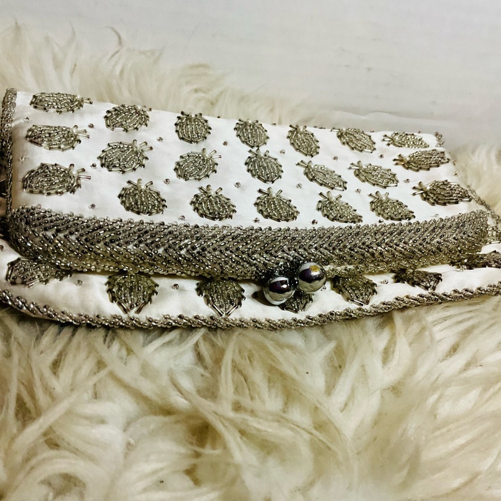 Elegant Vintage Silver & white beaded beetle Clutch - Picture 3 of 11